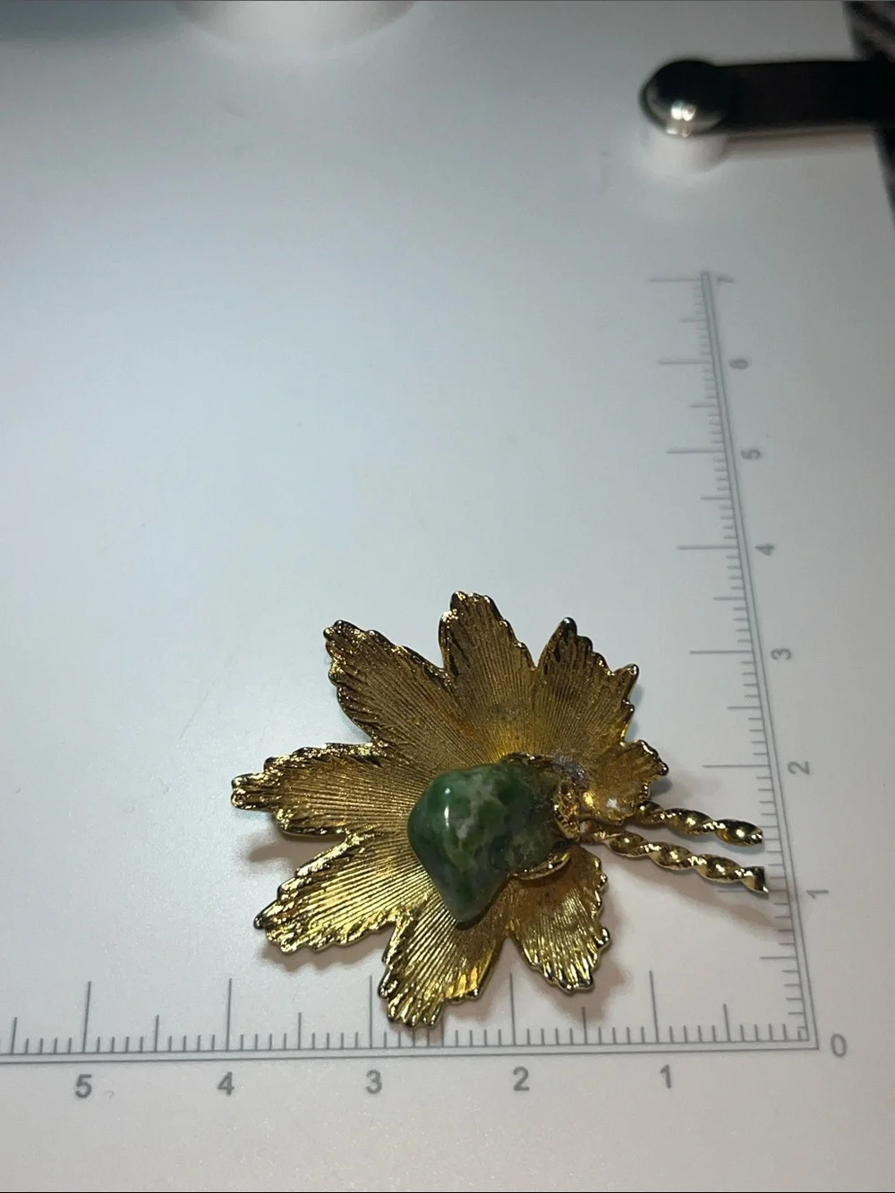 Vintage Gold Tone Maple Leaf Brooch Natural Nephrite Jade Stone Estate Pin